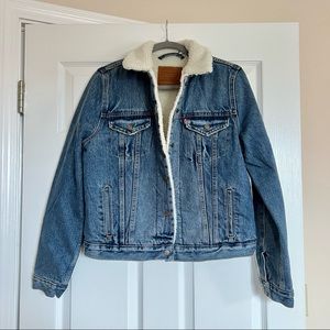 New with tags Levi’s trucker jacket Sherpa style medium